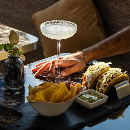 9hotel Cesari מלון